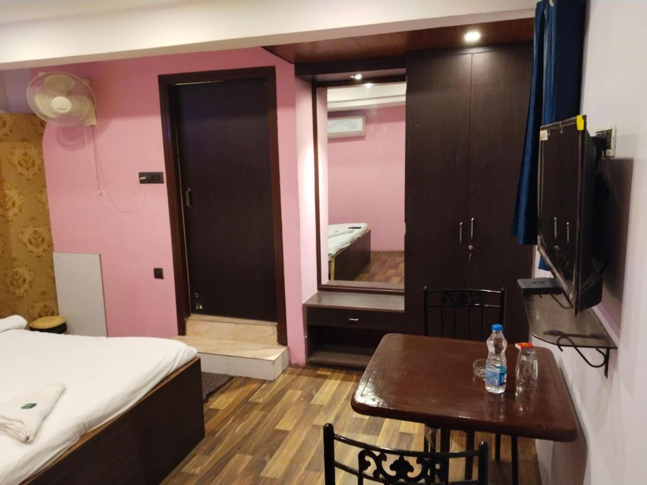 Hotel Ucs Καλκούτα Εξωτερικό φωτογραφία