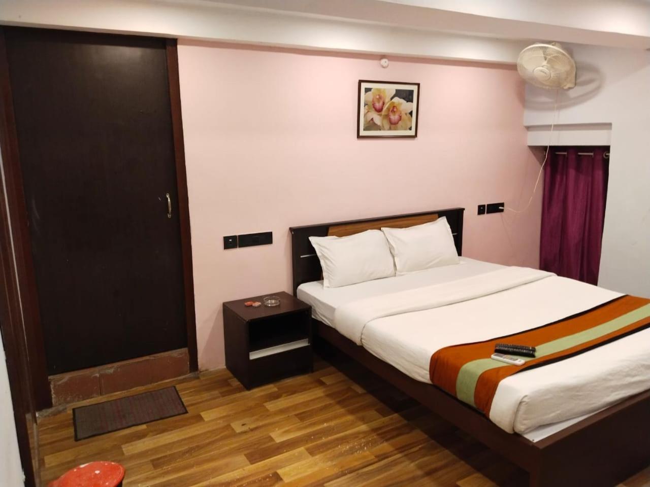 Hotel Ucs Καλκούτα Εξωτερικό φωτογραφία